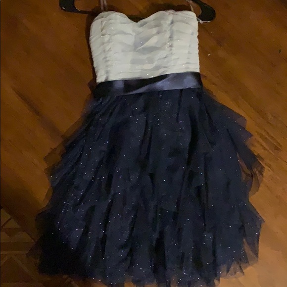 Dresses - Picture 2 of 2